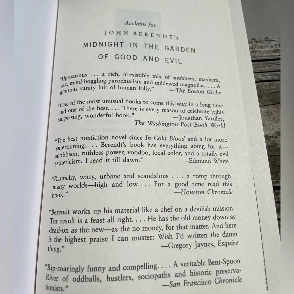 Midnight in the Garden of Good and Evil by John Berendt Nonfiction Book
